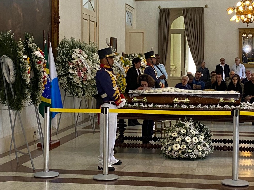 Fátima Sampaio se despede do marido Cid Moreira com um beijo — Foto: Catharinna Marques / g1