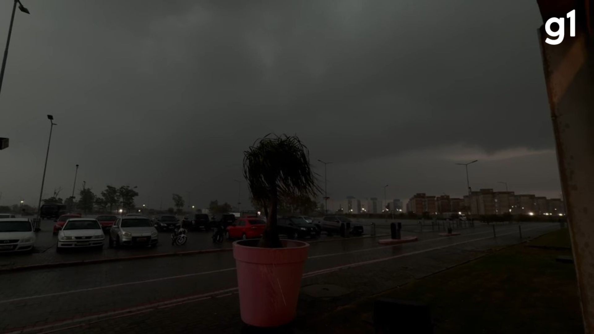 VÍDEO: Dia vira noite no Sul do RS com chegada de temporal; estado também registra granizo