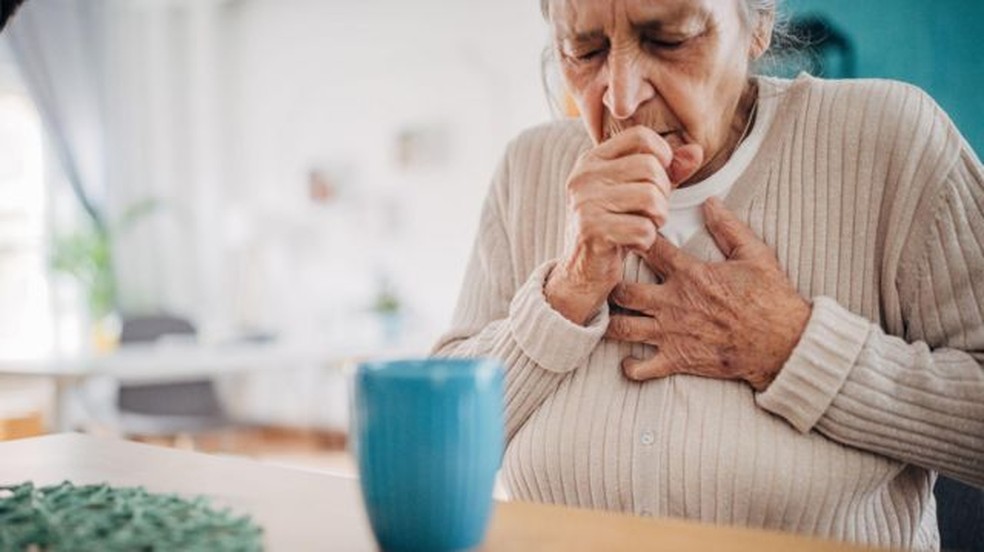 A tosse &eacute; um dos sintomas mais comuns. &mdash; Foto: Getty Images/BBC