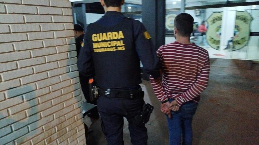 Suspeito foi preso após perseguição de 25min. — Foto: Divulgação