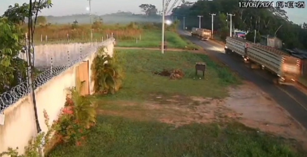 Caminhões passam por motocicleta e luz se apaga na Rodovia AC-90, em Rio Branco — Foto: Reprodução