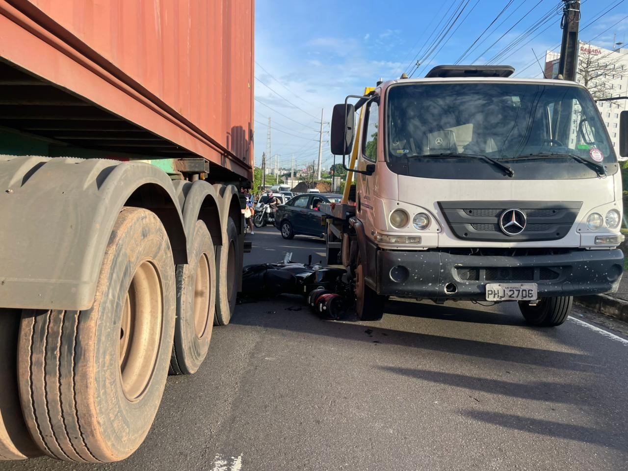 Duas pessoas ficam feridas após colisão entre caminhão e moto na 'Avenida das Torres'
