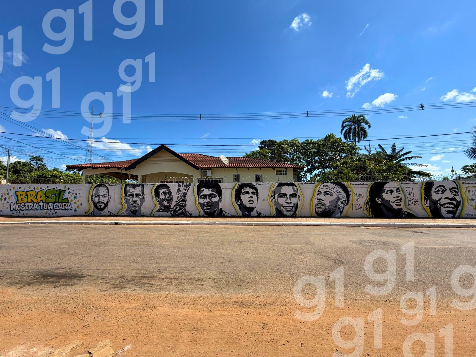 Grafiteiro do AC transforma muro de casa em galeria a céu aberto com ídolos do futebol brasileiro: 'Resgatar a cultura'