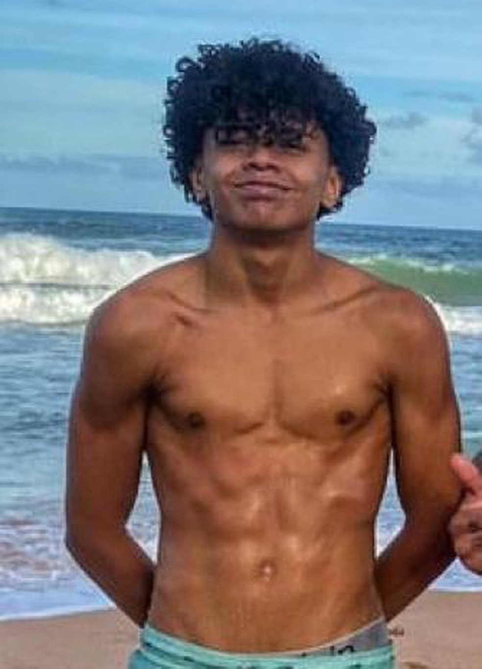 Adolescente de 15 anos desaparece após entrar em mar de praia da Região Metropolitana de Salvador — Foto: Arquivo Pessoal