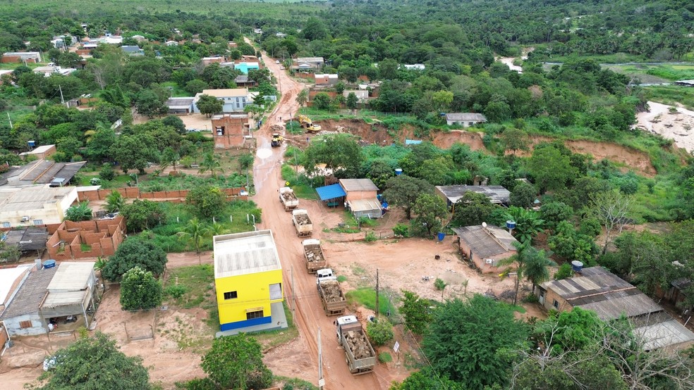 Caminhões transportam pedras para conter erosão em MT — Foto: Assessoria