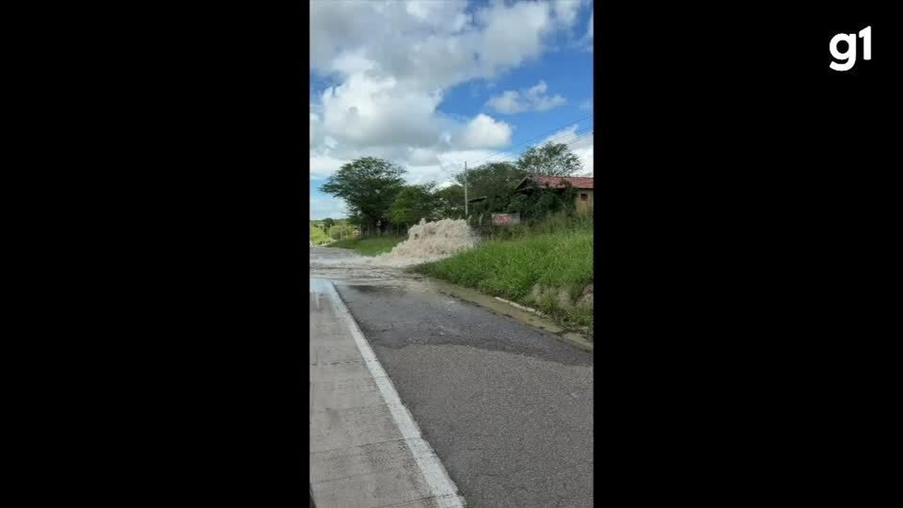 Trecho em adutora rompe, causa vazamento na BR-232 e afeta abastecimento de água em Bezerros; VÍDEO