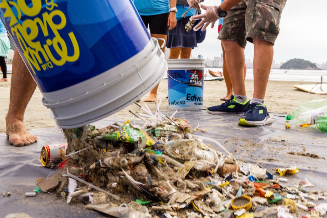 Mobilização em São Vicente marca Dia Mundial dos Oceanos com mutirão, camisetas ecológicas e abraço ao mar