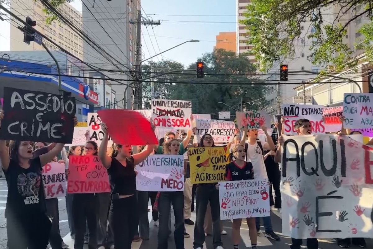 Estudantes da Unesp fazem protesto após denúncia de estupro em São José dos Campos
