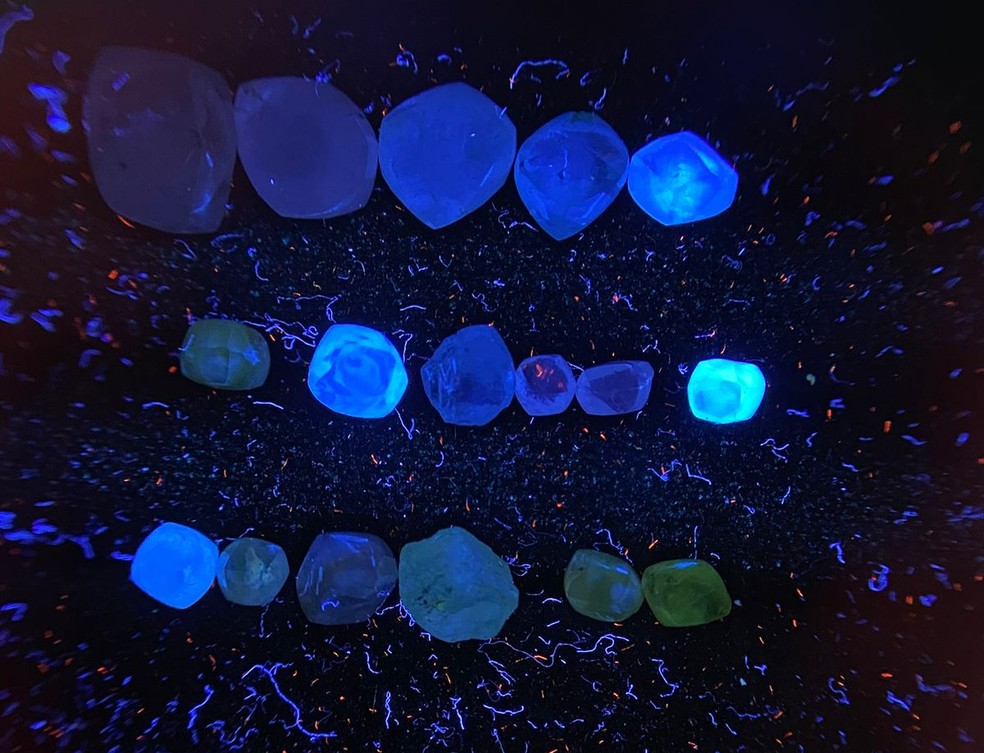 Exame de fluorescência mostra que pedras de menor valor tem maior fluorescência — Foto: Daniel Fernandes
