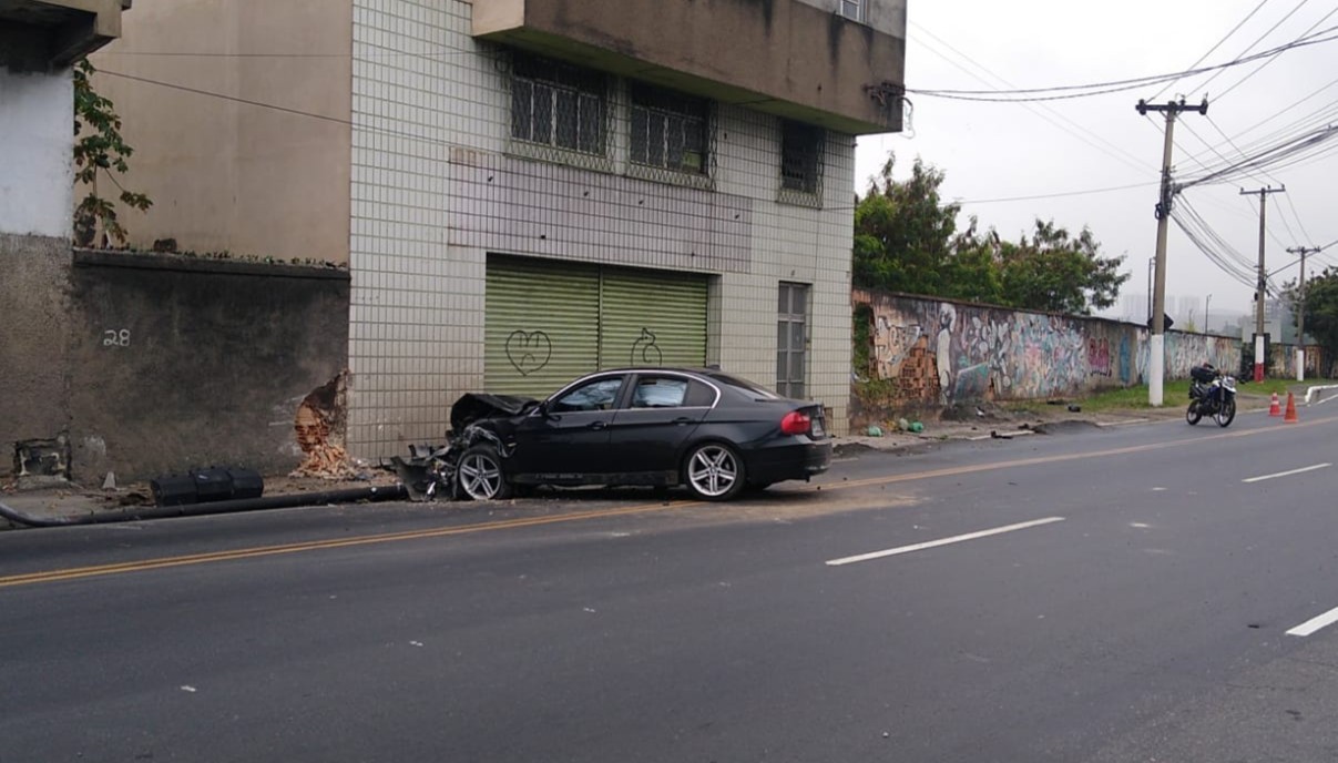 Motorista abandona carro após bater em poste em Volta Redonda 