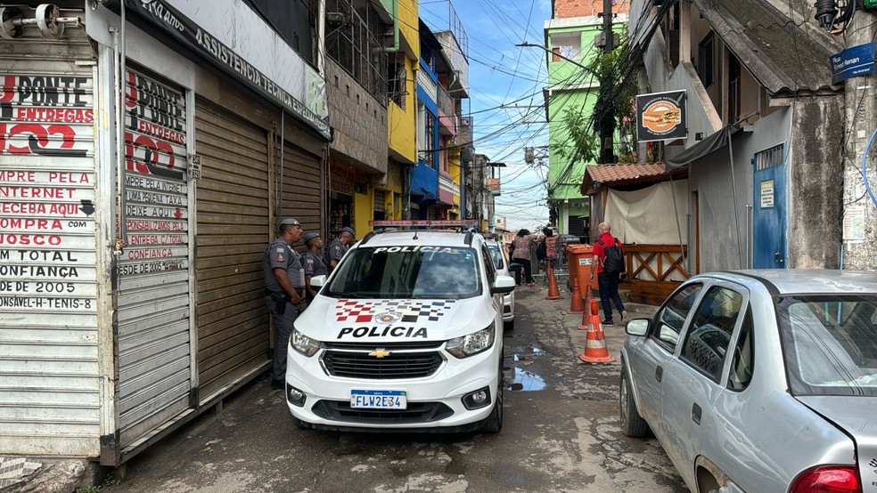 Policiais Militares fazem vigília na rua onde a criança foi atingida com um tiro do rosto em Paraisópolis, Zona Sul de SP, nesta terça-feira (17). — Foto: Lucas Jozino/TV Globo