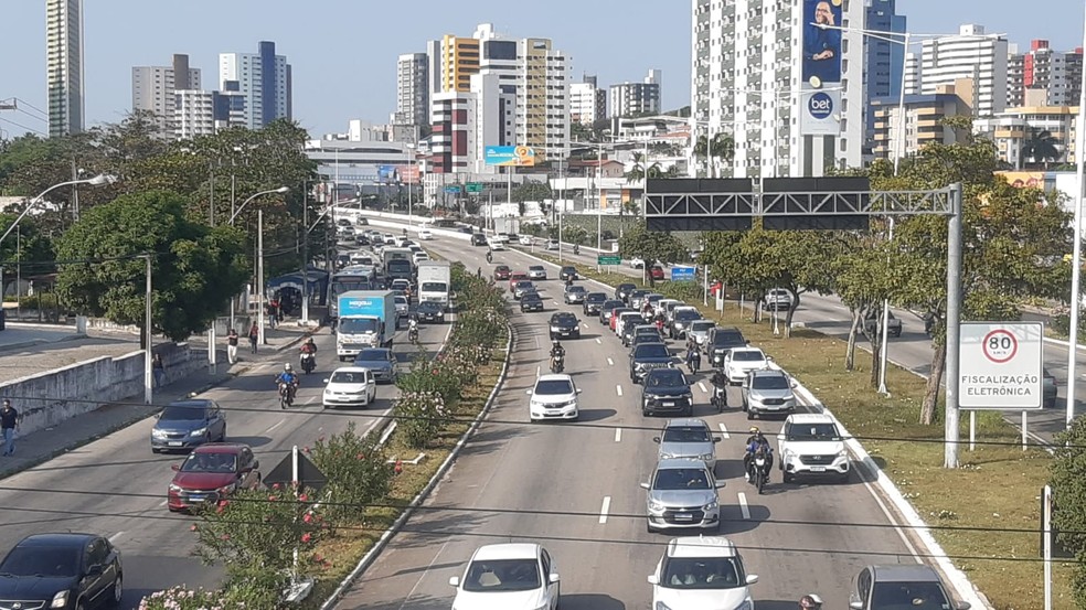 Trânsito em Natal (RN) Rio Grande do Norte BR-101 carros veículos congestionamento engarrafamento — Foto: Sérgio Henrique Santos/Inter TV Cabugi