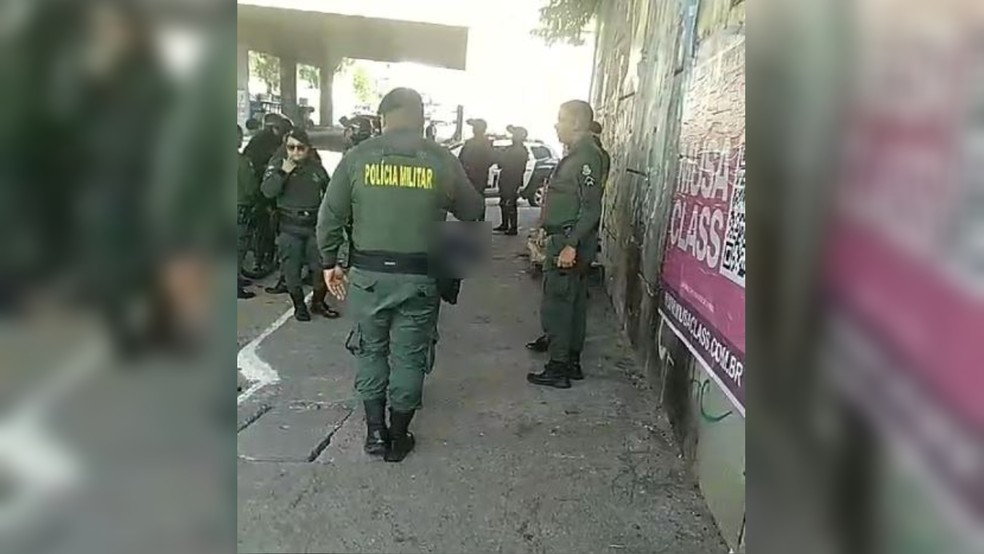 Corpo de homem é encontrado embaixo de viaduto com marcas de tiros, em Fortaleza — Foto: Reprodução