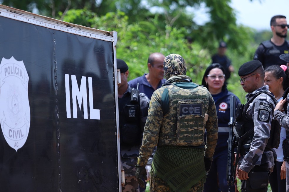 Instituto M&eacute;dico Legal foi ao local recolher os corpos dos suspeitos, mortos ap&oacute;s confronto policial em Pl&aacute;cido de Castro nesta ter&ccedil;a-feira (22) &mdash; Foto: Asscom/PM-AC