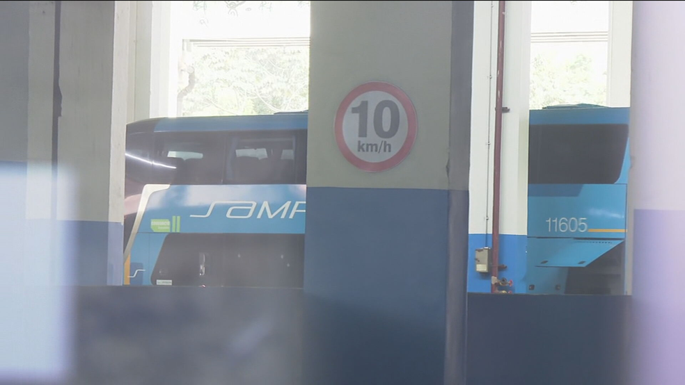 Homem faz reféns em ônibus na rodoviária do Rio — Foto: Reprodução/GloboNews