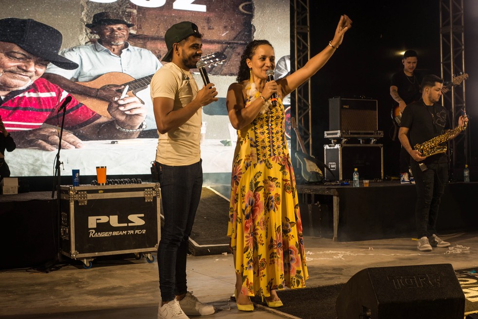Cantor Evoney Fernandes e a prefeita de Tarauacá, Maria Lucinéia, no Festival do Abacaxi 2023 — Foto: Vitorio Silva/Prefeitura de Tarauacá