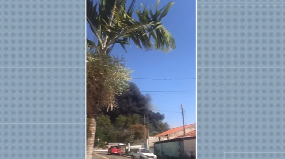 VÍDEO: incêndio atinge depósito de recicláveis em Campinas
