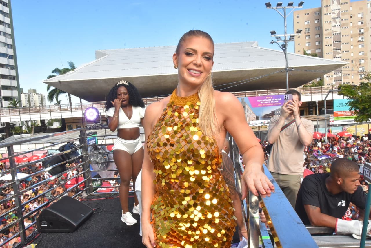 Sheila Mello marca presença no trio do grupo É o Tchan e 'mete dança' no carnaval de Salvador
