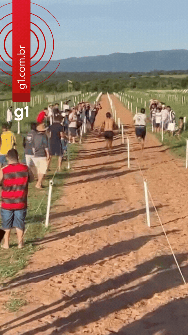 VÍDEO: sem área de atletismo, moradores criam corrida em pista para cavalos em MT 