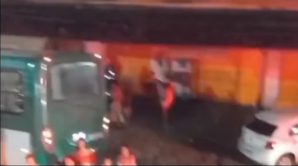 Homem é morto a tiros dentro de ônibus do transporte público de Salvador — Foto: Reprodução/Redes Sociais