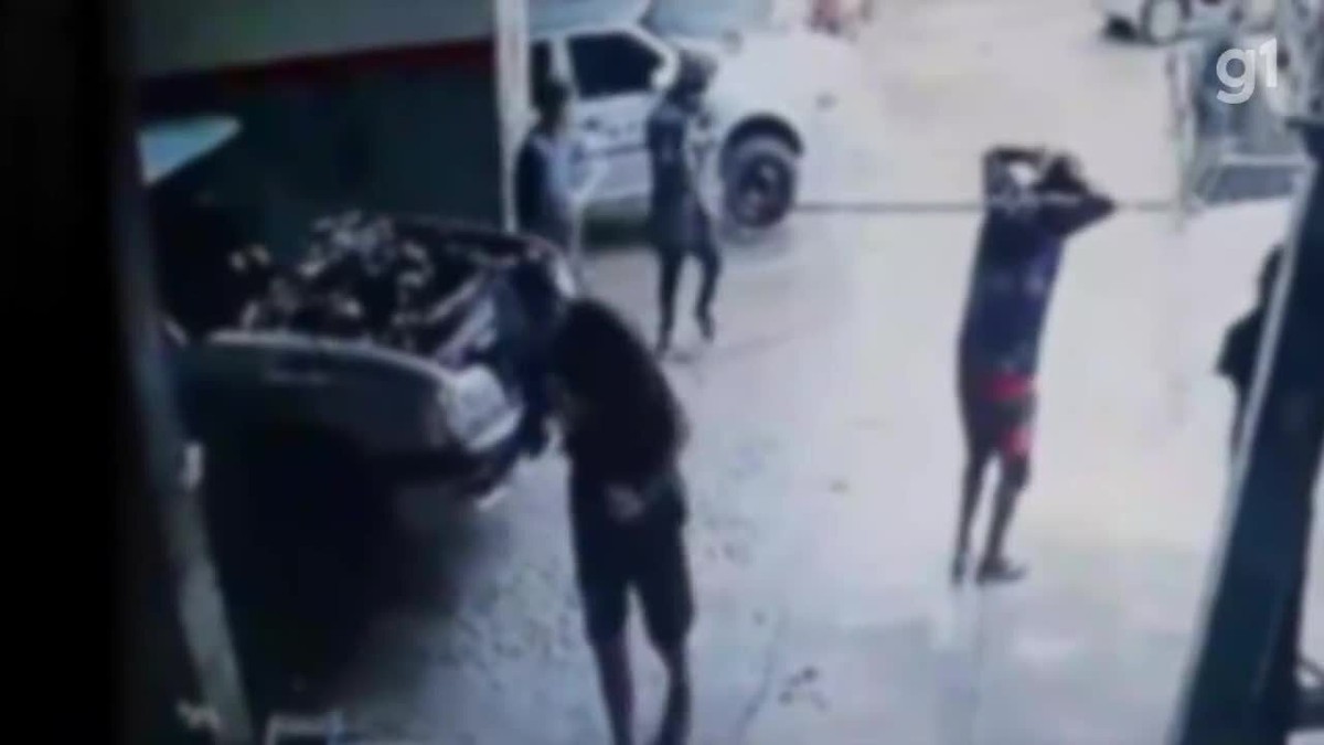 VÍDEO: Homem é morto a tiros dentro de oficina em Barra Mansa