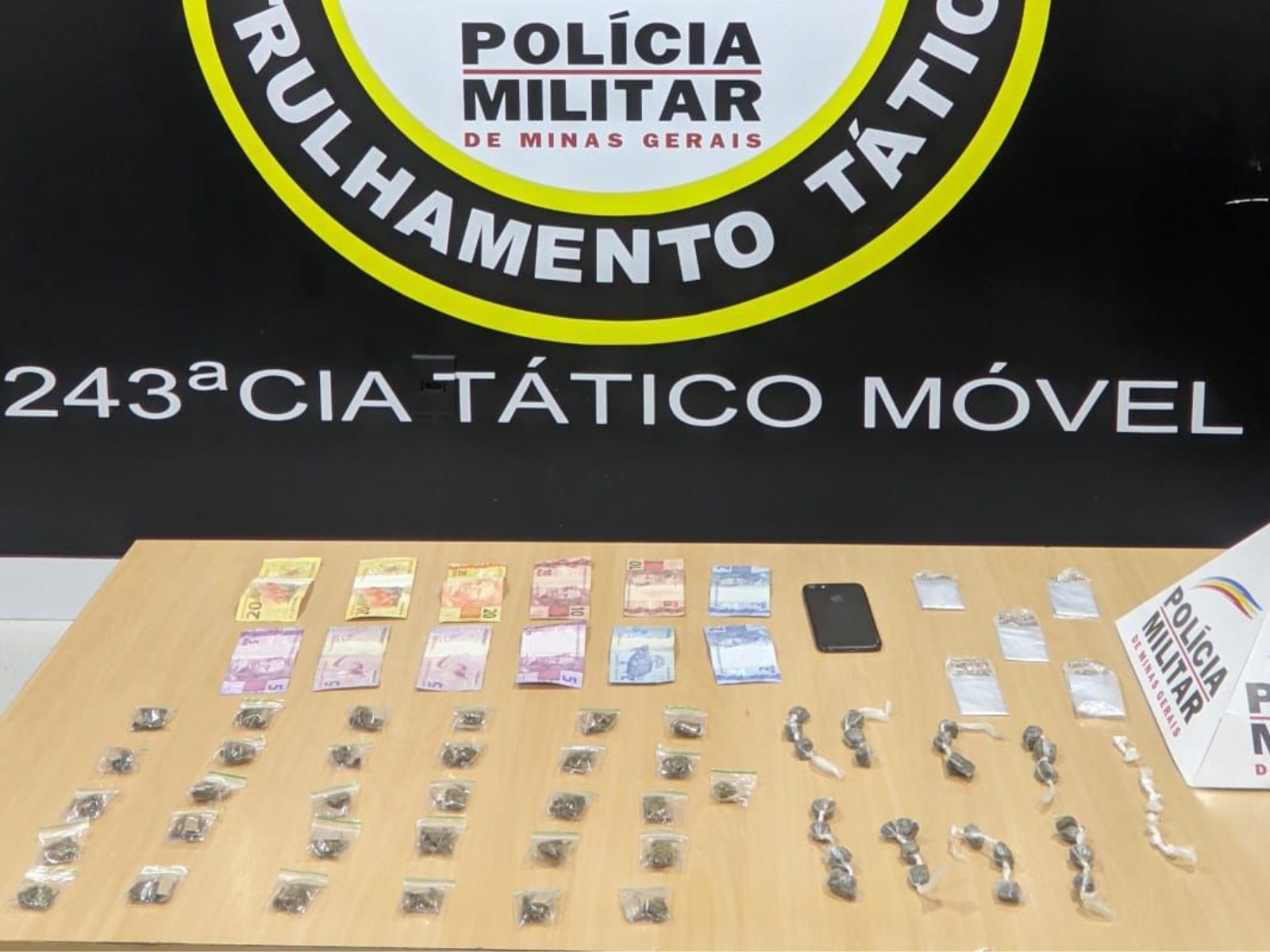 PM vai atender ocorrência de agressão, mas acaba prendendo suspeito de tráfico de drogas que fugiu ao ver a polícia