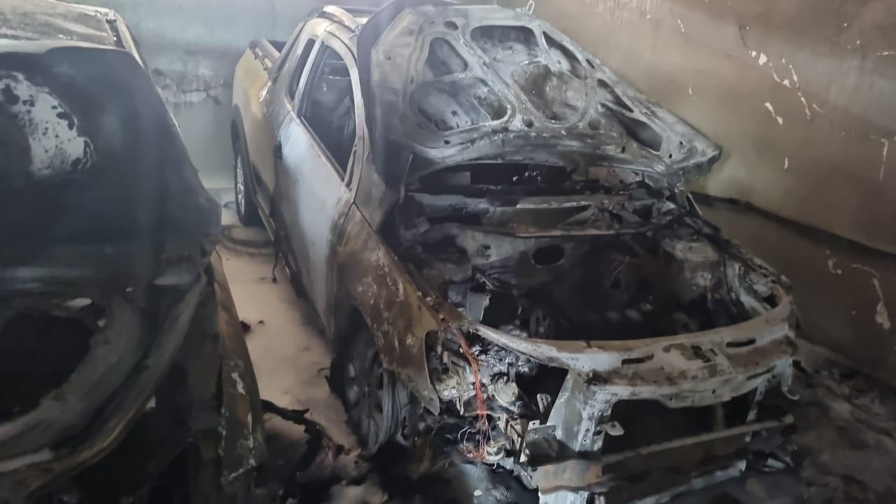 Princípio de incêndio atinge loja de veículos usados e danifica 6 carros no interior de SP
