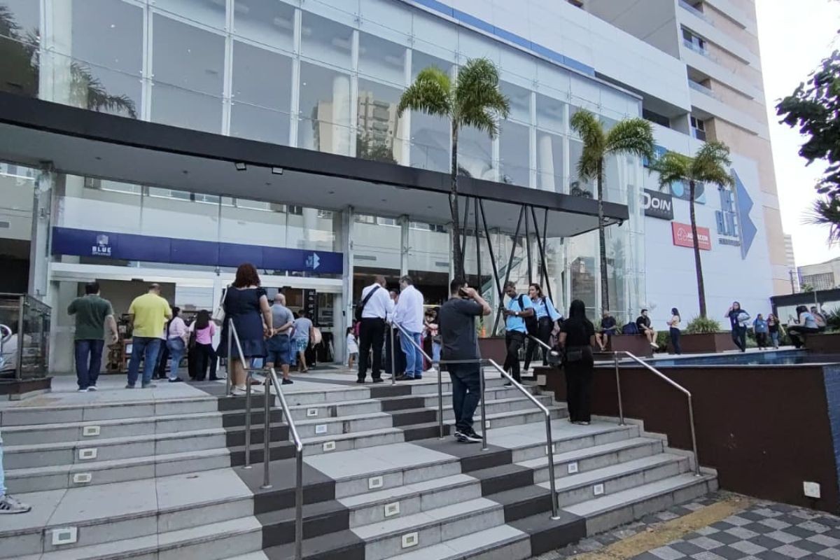 Prédio comercial é evacuado após incêndio ser causado por ar-condicionado em clínica de estética