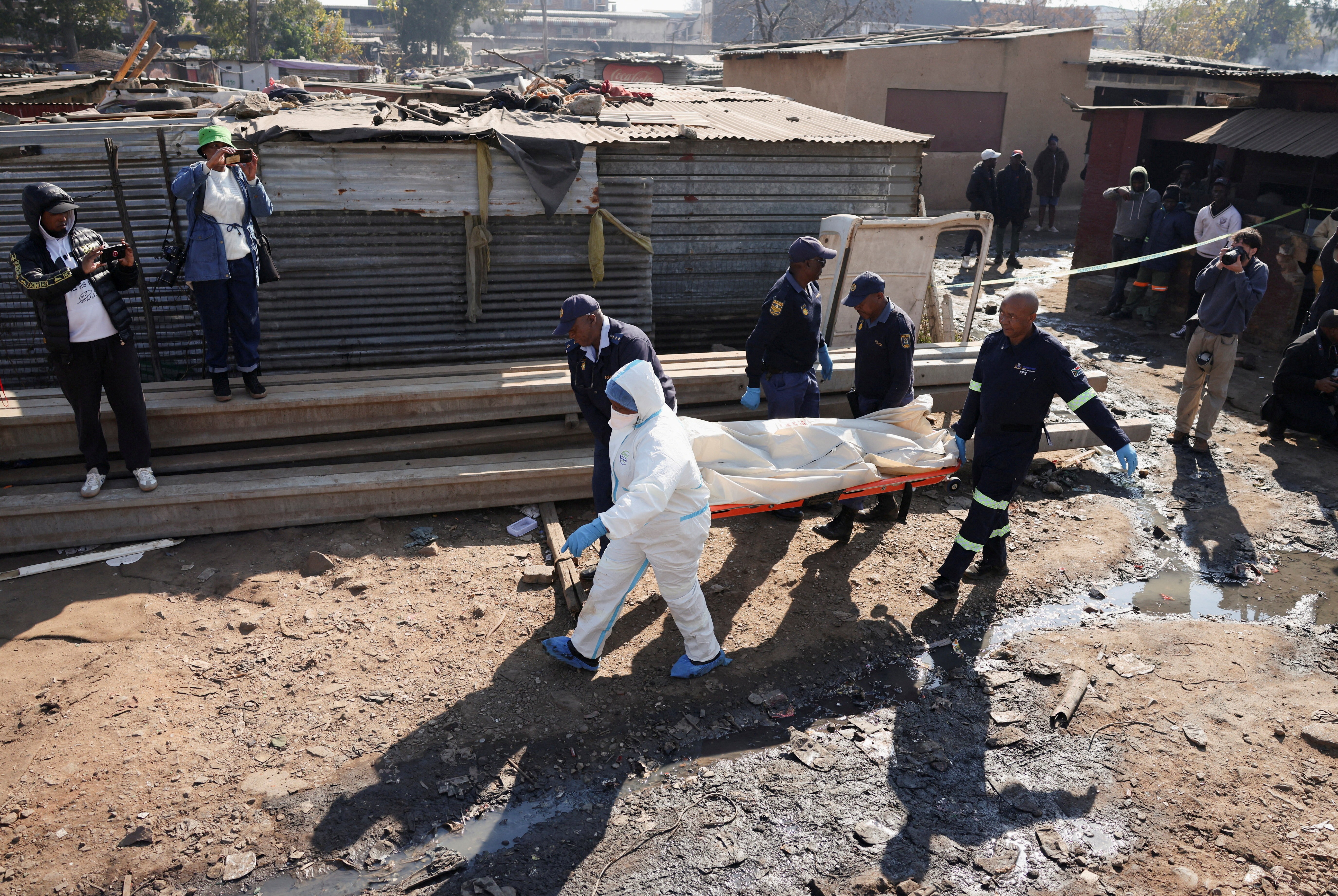 Ataque a tiros deixa 12 mortos em Joanesburgo, na África do Sul