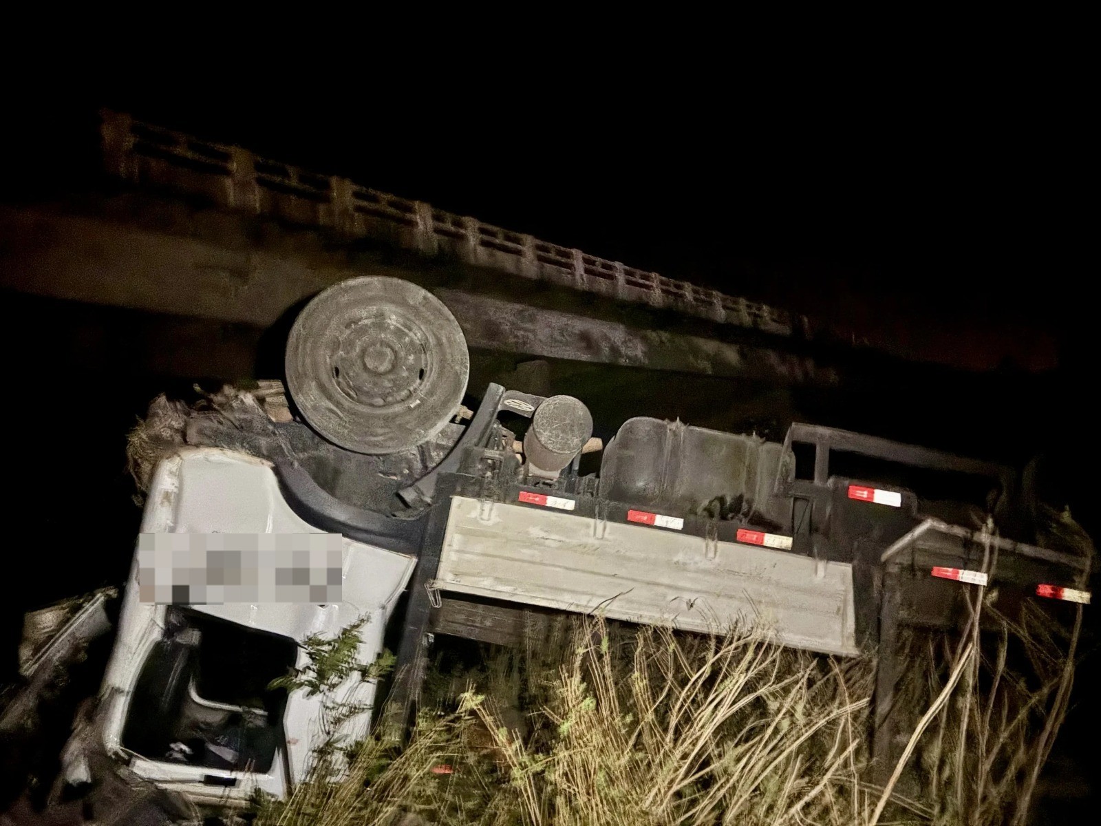 Caminhão perde controle, cai de ponte e deixa dois feridos no Piauí