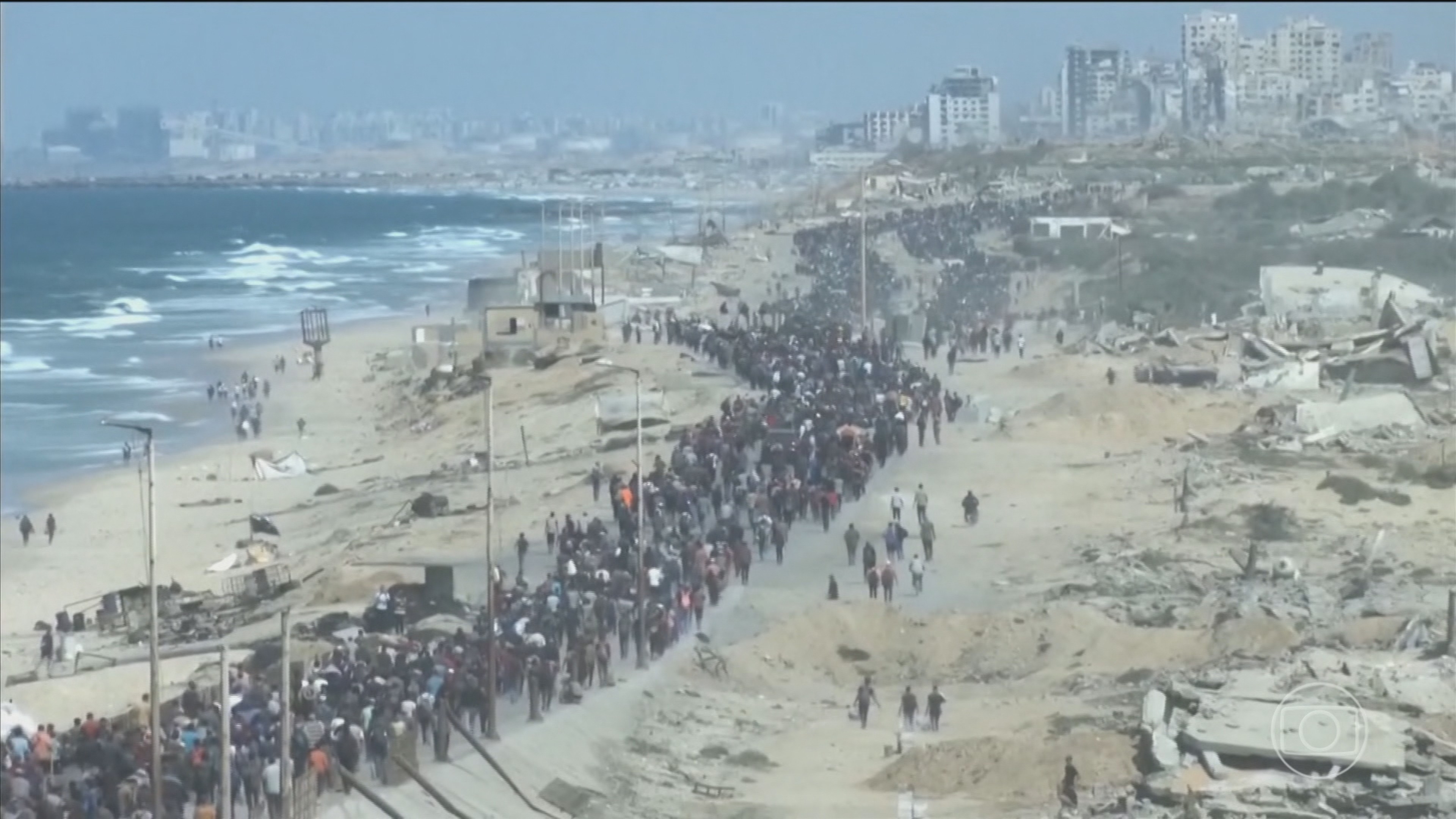Milhares de palestinos começam a voltar para casa, na Faixa de Gaza, após cessar-fogo entre Israel e Hamas entrar em vigor