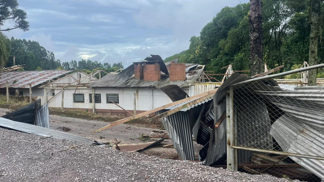 Farroupilha, na Serra do RS, foi atingida por um tornado &mdash; Foto: D&eacute;bora Padilha/ RBS TV