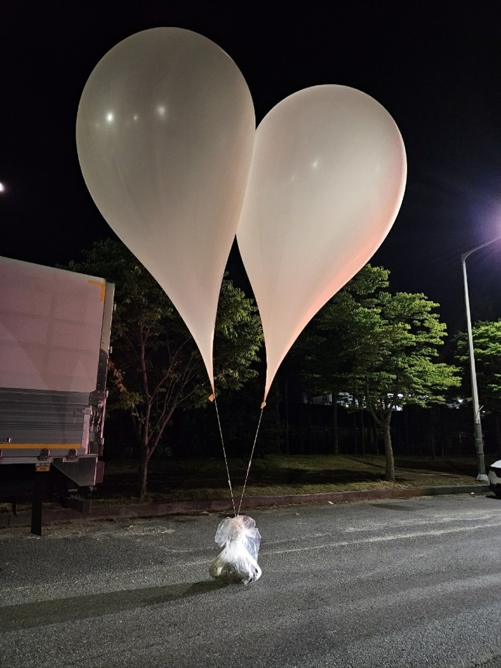 Coreia do Sul recebeu balões com lixo e fezes enviados da Coreia do Norte, segundo militares — Foto: Yonhap via Reuters