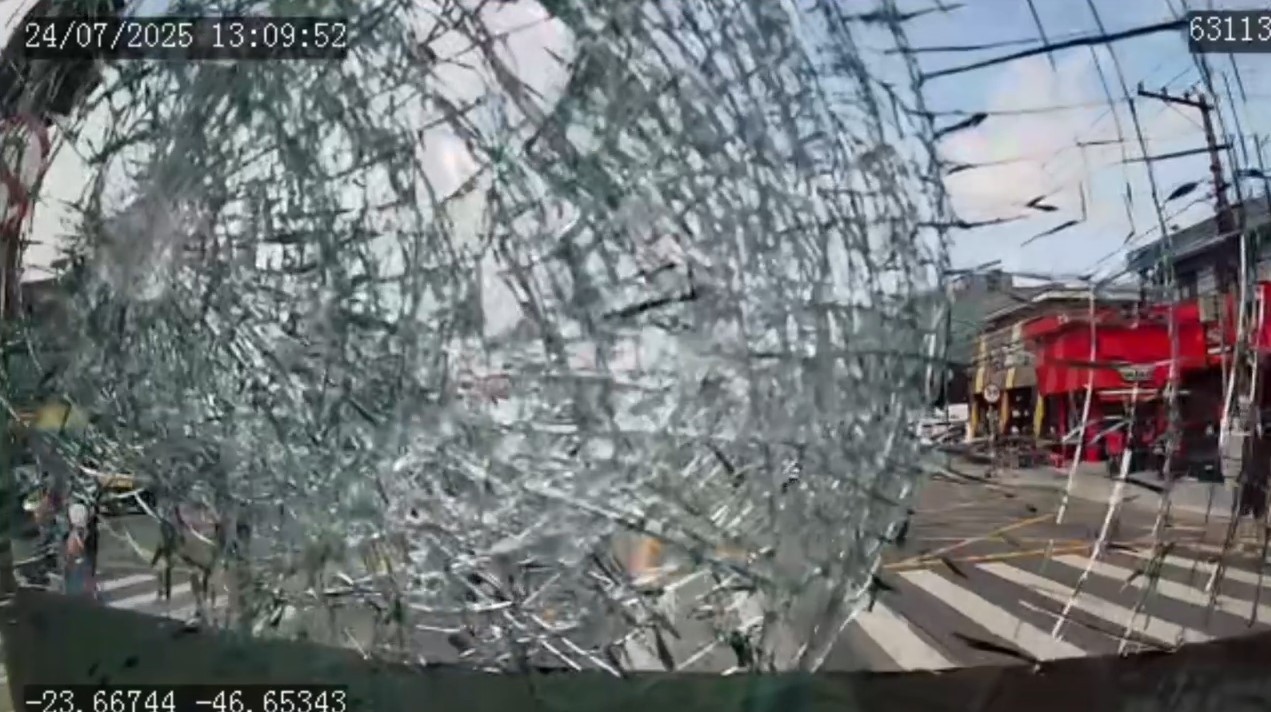 VÍDEO: Câmera de ônibus flagra ataque com pedaço de concreto contra para-brisa na Zona Sul de SP