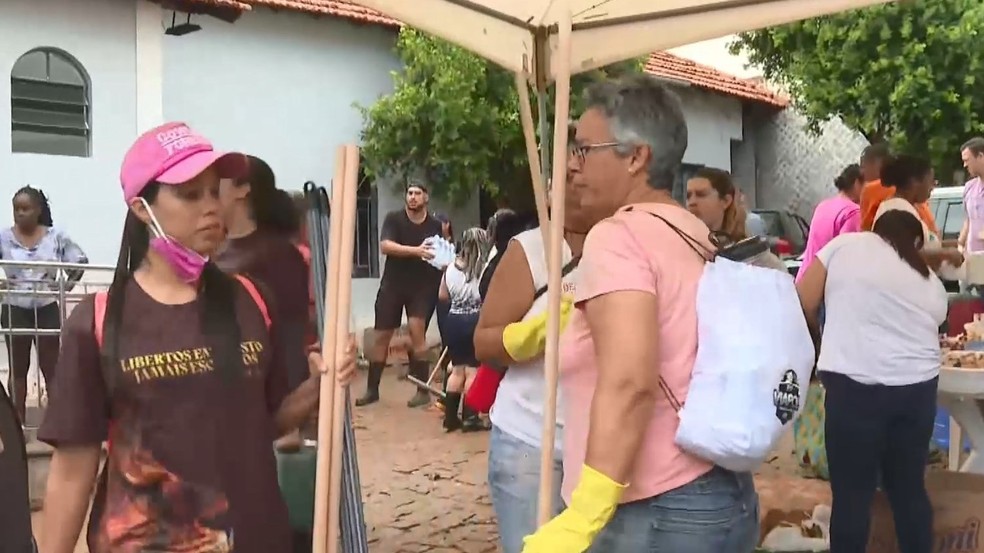 Limpeza nas cidades mais atingidas pela chuva no Sul do Espírito Santo foi intensificada no feriado — Foto: Reprodução/TV Gazeta