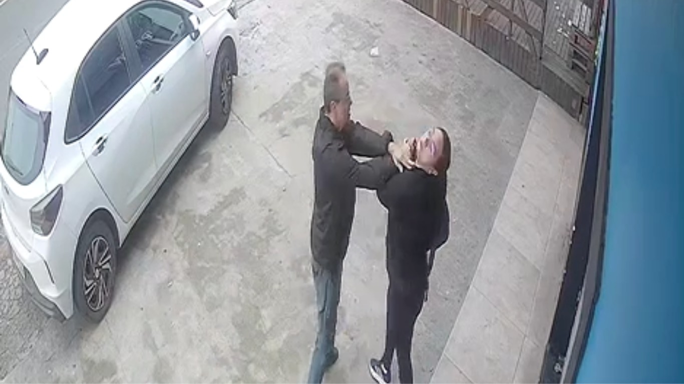 VÍDEO: motorista de app agride passageira com tapa no rosto após expulsá-la de carro em SC