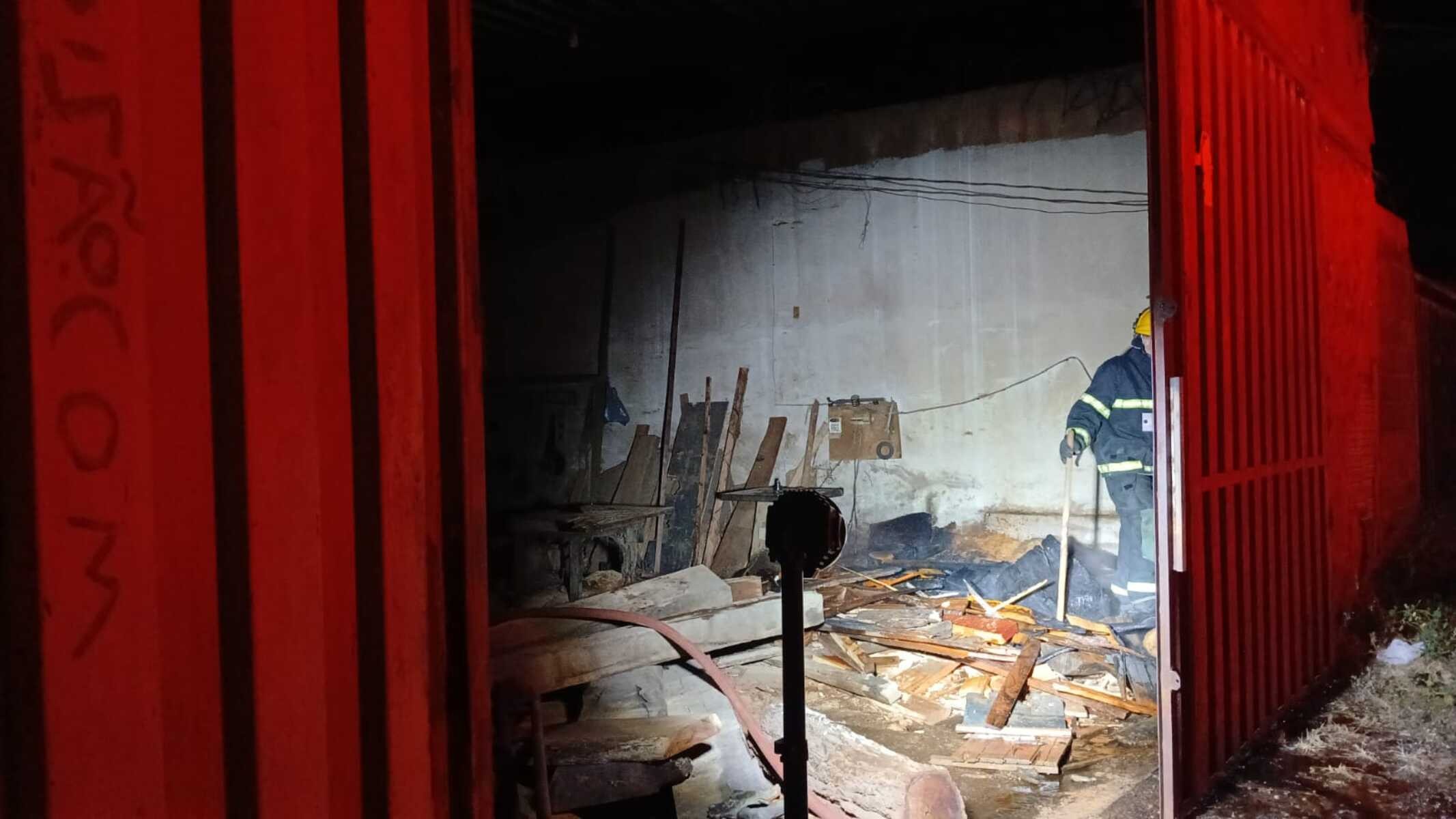 Vizinhos ajudam a evitar tragédia após incêndio atingir serraria em Bocaiuva