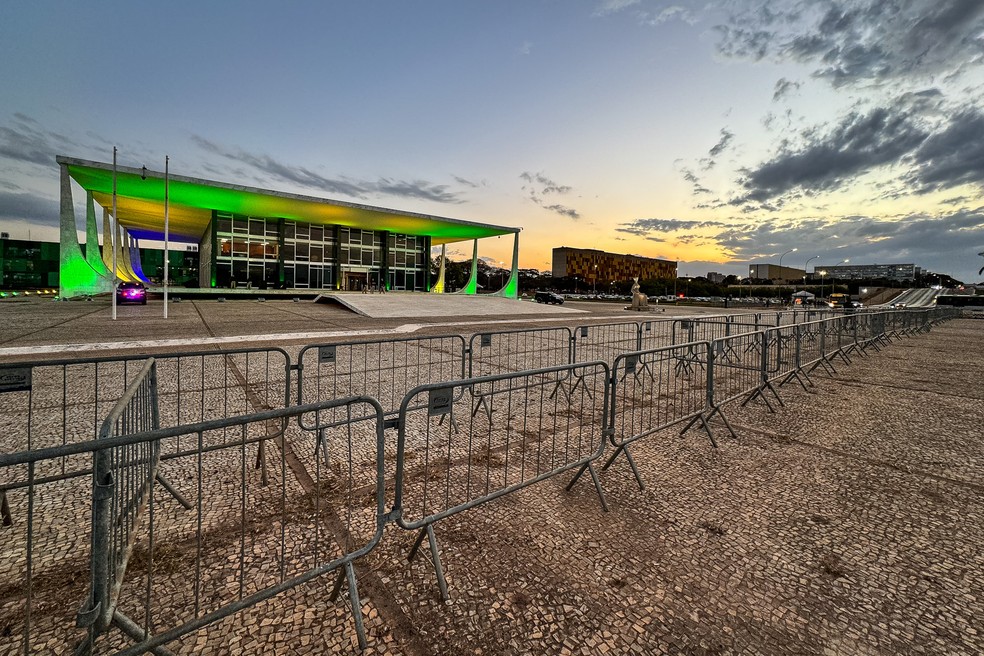 Grades em frente ao Supremo Tribunal Federal, em Braslia, nos dias que antecederam o julgamento do golpe  Foto: Fbio Tito/g1