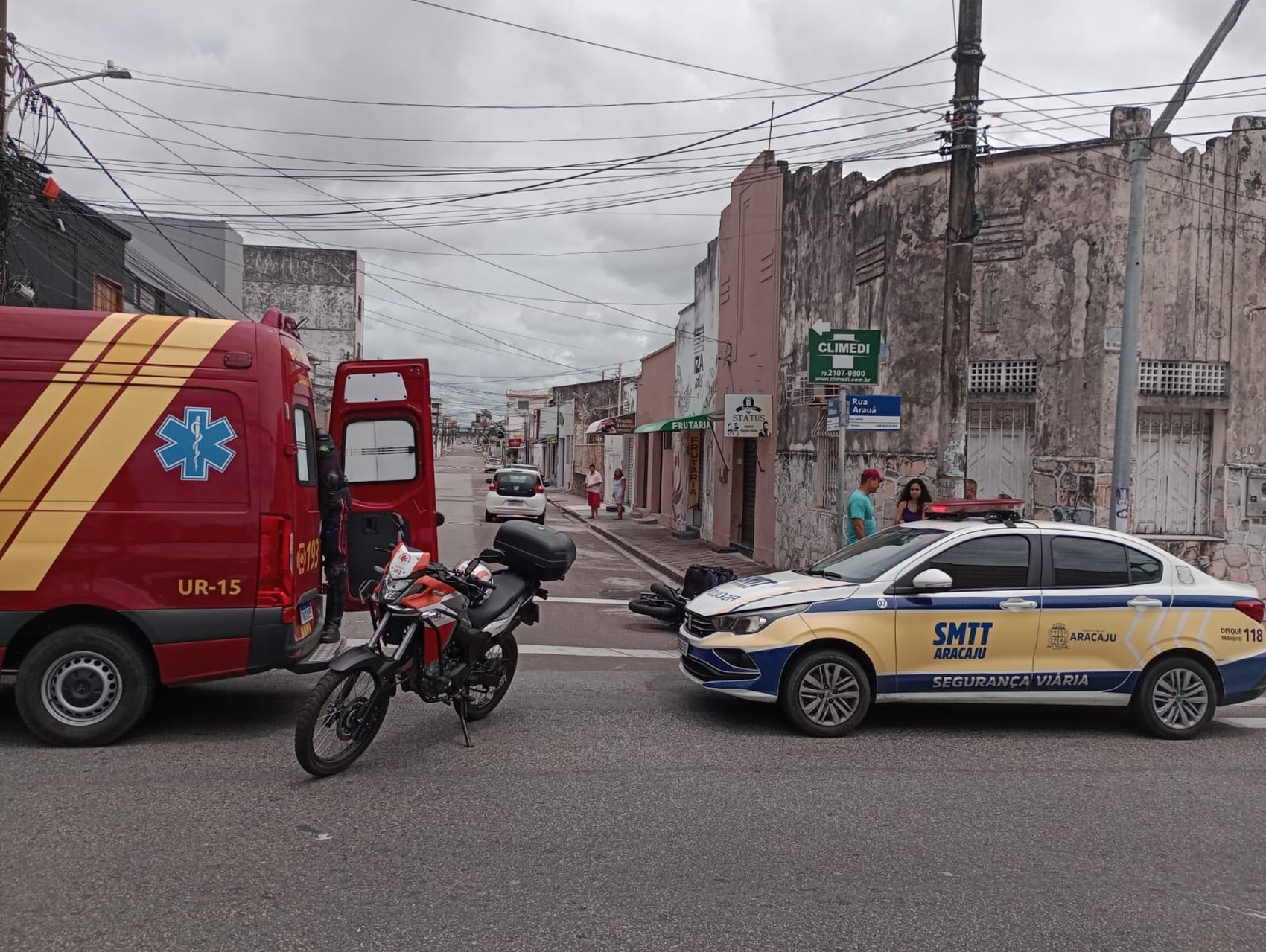 Motociclista fica ferido após colisão com carro no Centro de Aracaju