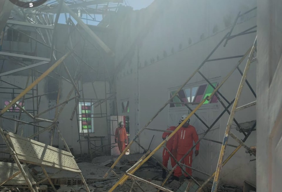 Catorze pessoas ficam feridas após teto de igreja desabar no sudoeste da Bahia — Foto: Corpo de Bombeiros