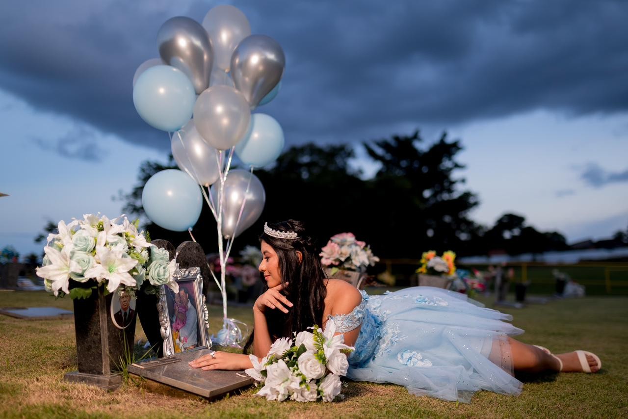 Adolescente faz ensaio em cemitério para homenagear pai que morreu de câncer no AC: 'Lidar com a dor'