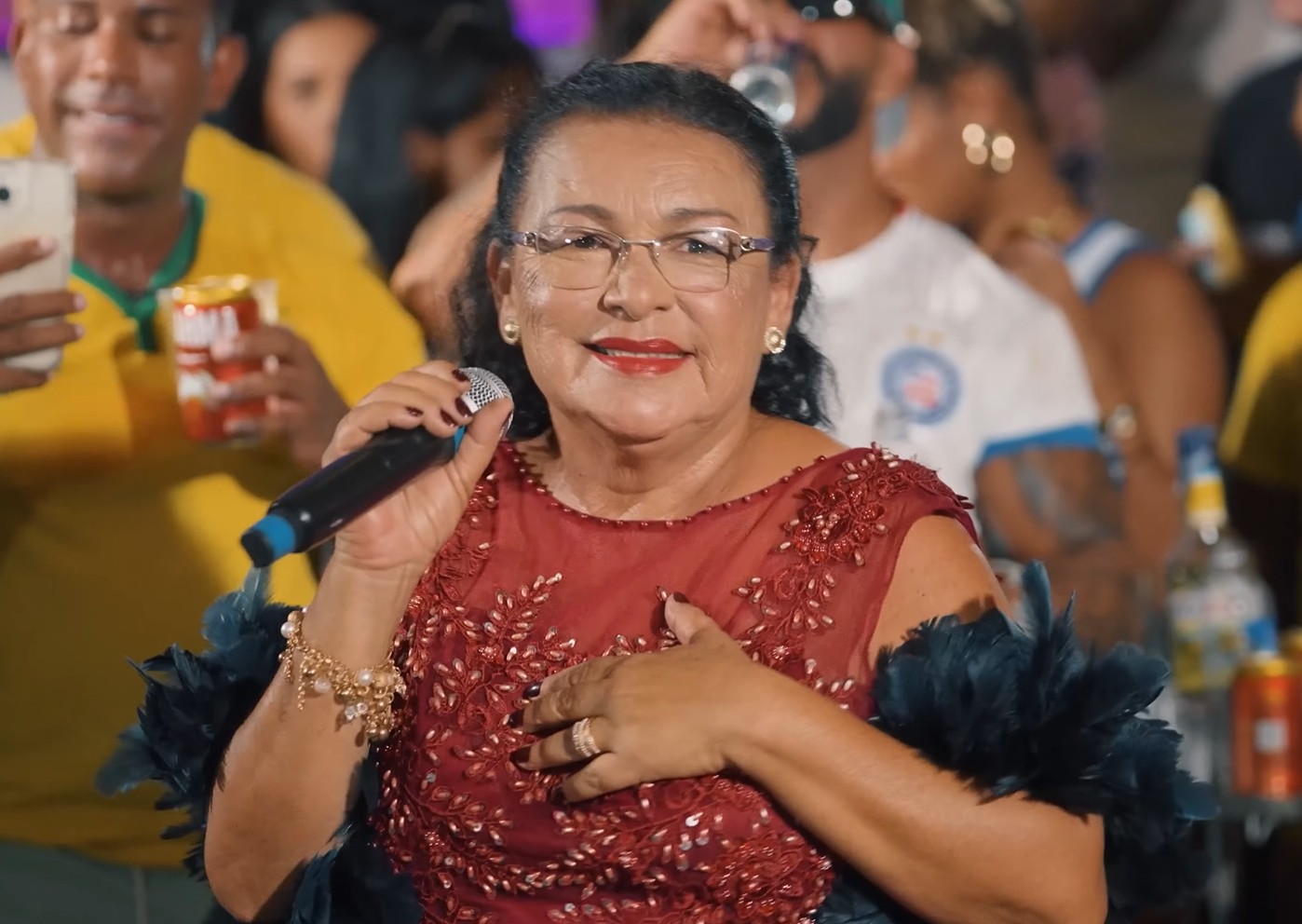 Conheça Mainha do Brega, a costureira que virou cantora aos 63 anos: 'Ainda sou uma menina'