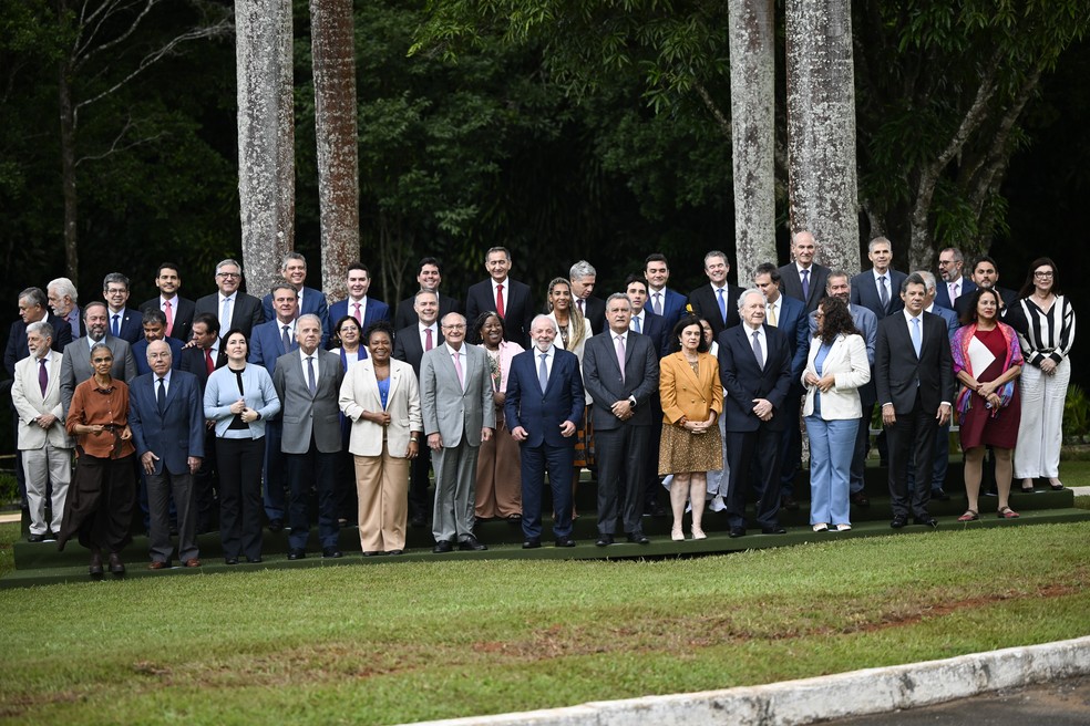 O presidente da república, Luiz Inácio Lula da Silva, pousa para foto com os ministros do seu governo após a primeira reunião ministerial do ano. Realizada está segunda-feira 20 de Janeiro Residência Oficial da Granja do Torto. — Foto: MATEUS BONOMI/AGÊNCIA ESTADO