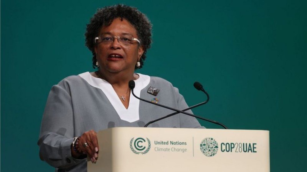 Primeira-ministra de Barbados apresentou um plano para ajudar os países em desenvolvimento na transição para um modelo de energia limpa — Foto: GETTY IMAGES via BBC