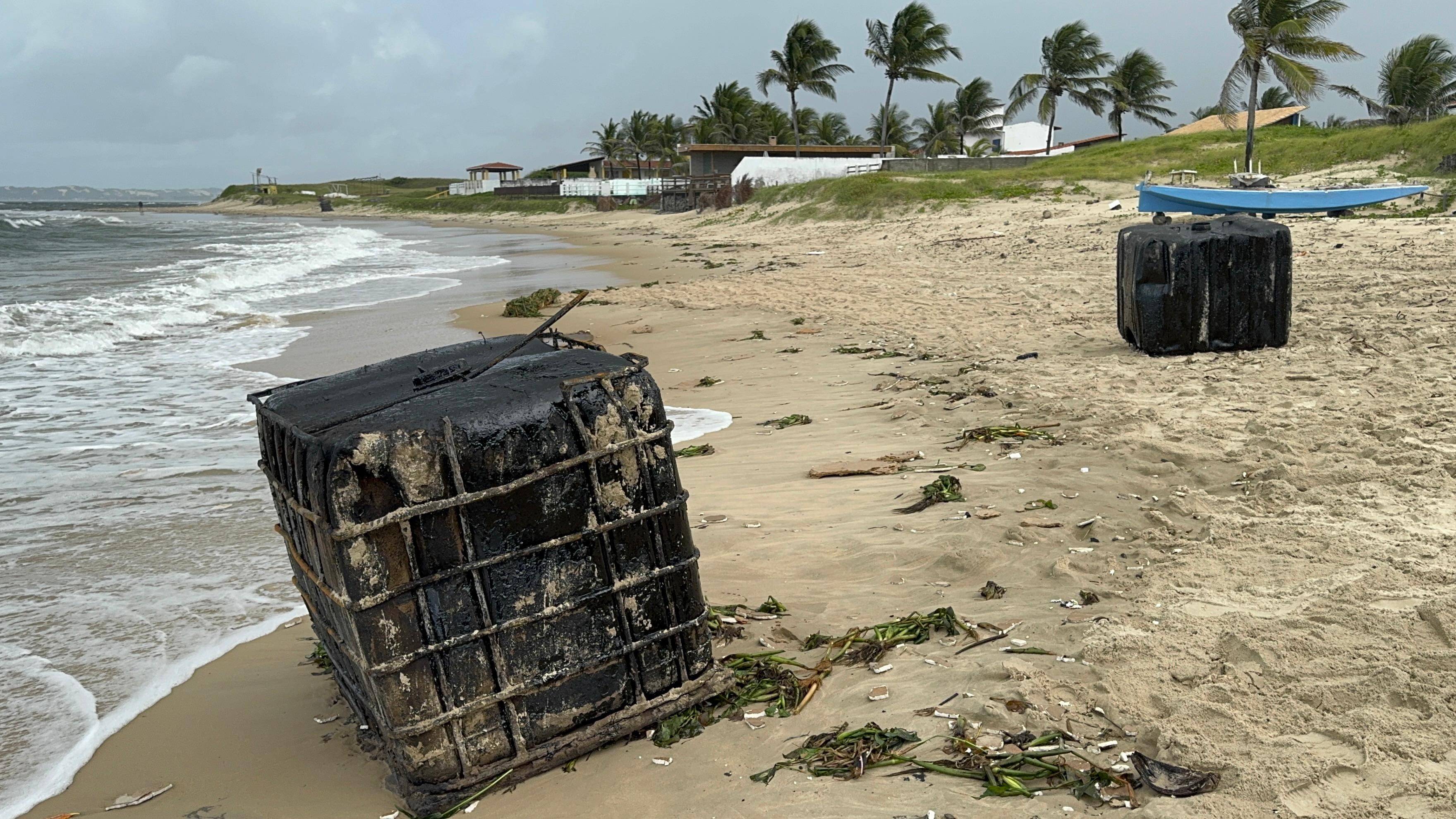 Reservatórios de óleo e manchas na areia: Ibama aponta contaminação em trecho onde contêiner encalhou no RN