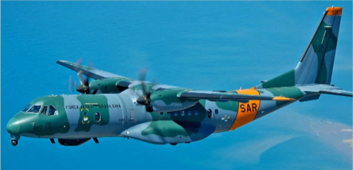 Aeronaves da Marinha ajudam na busca aos pescadores desaparecidos há 5 dias em Maricá