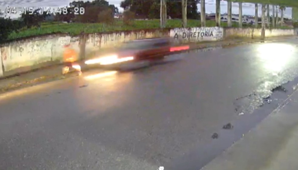 Idoso é atropelado por carro enquanto caminhava na Bahia — Foto: Reprodução/TV Sudoeste