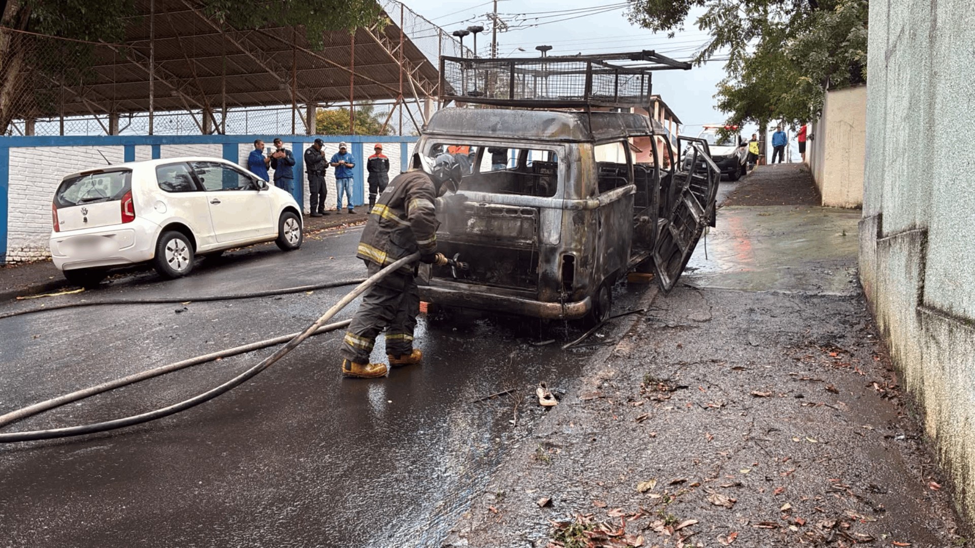 Kombi da prefeitura de Botucatu pega fogo e fica destruída; ninguém ficou ferido