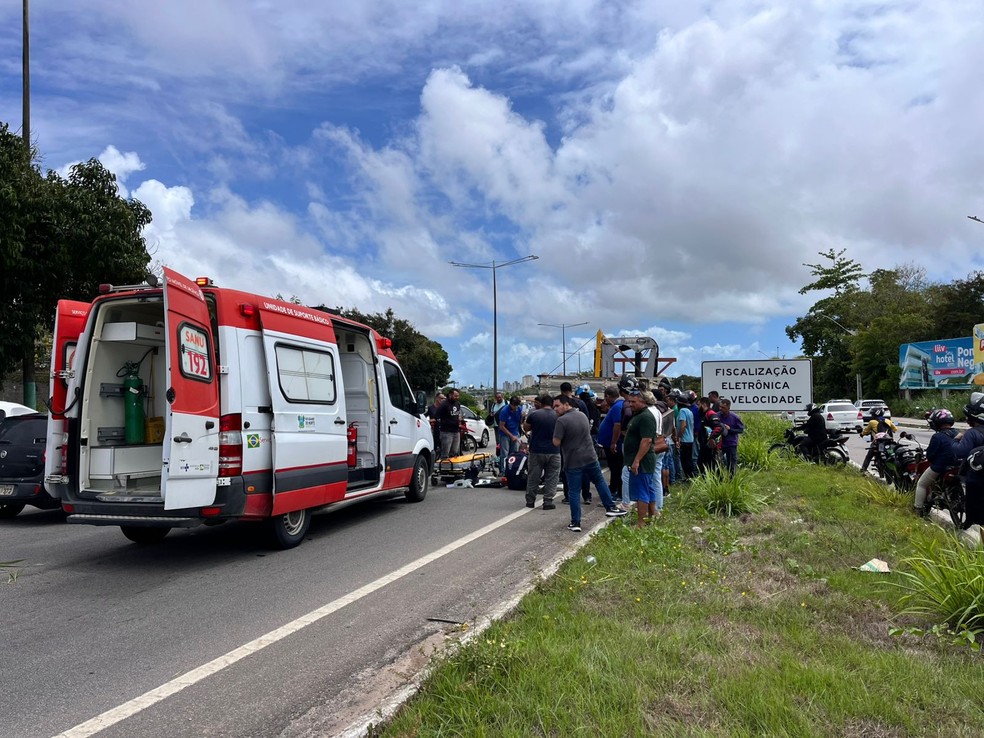 Samu realiza atendimento após moto bater em caminhão na BR-101 na Grande Natal — Foto: Vinícius Marinho/Inter TV Cabugi