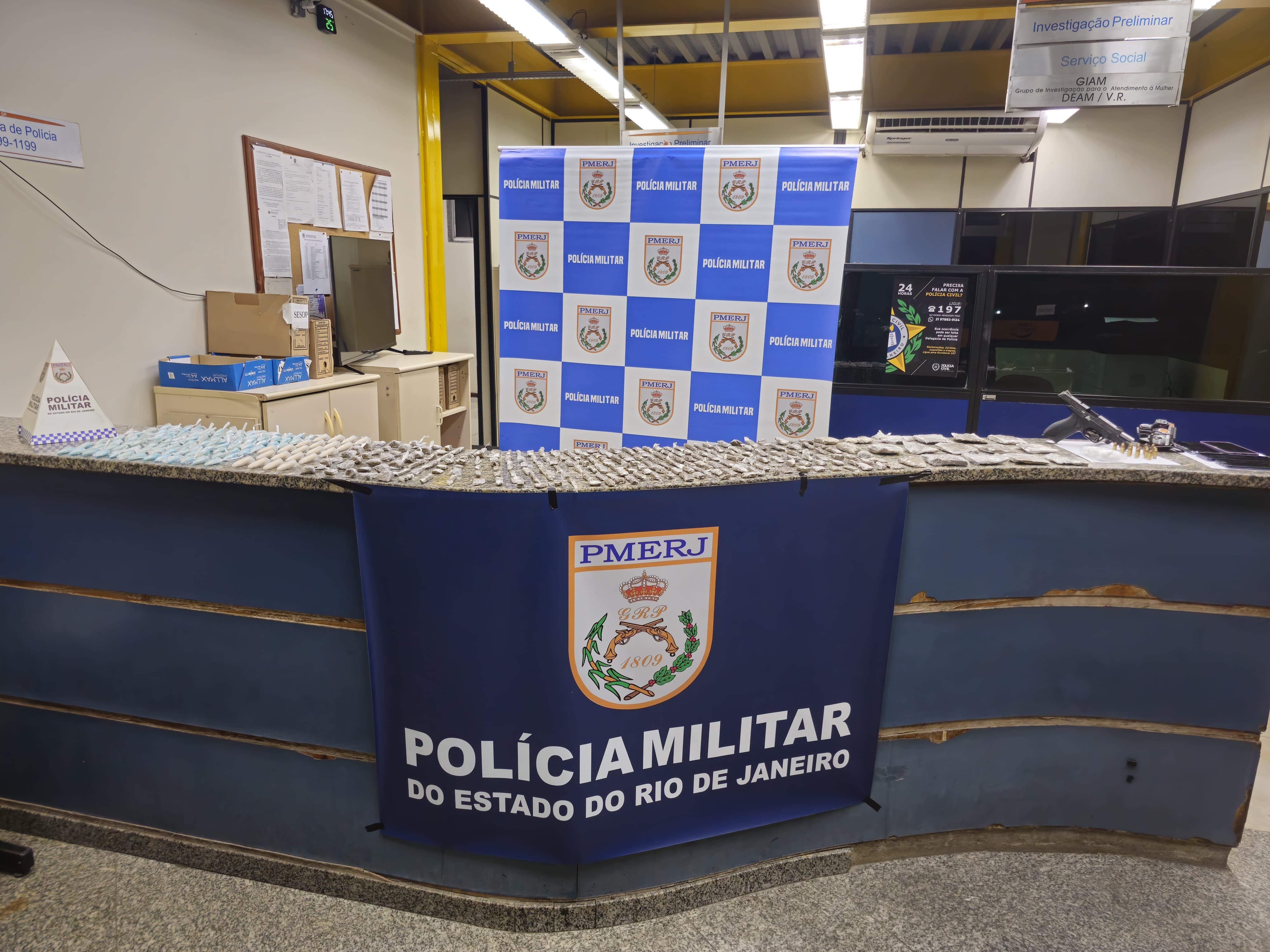 Jovem é preso e adolescente apreendido com arma e drogas em Barra Mansa 